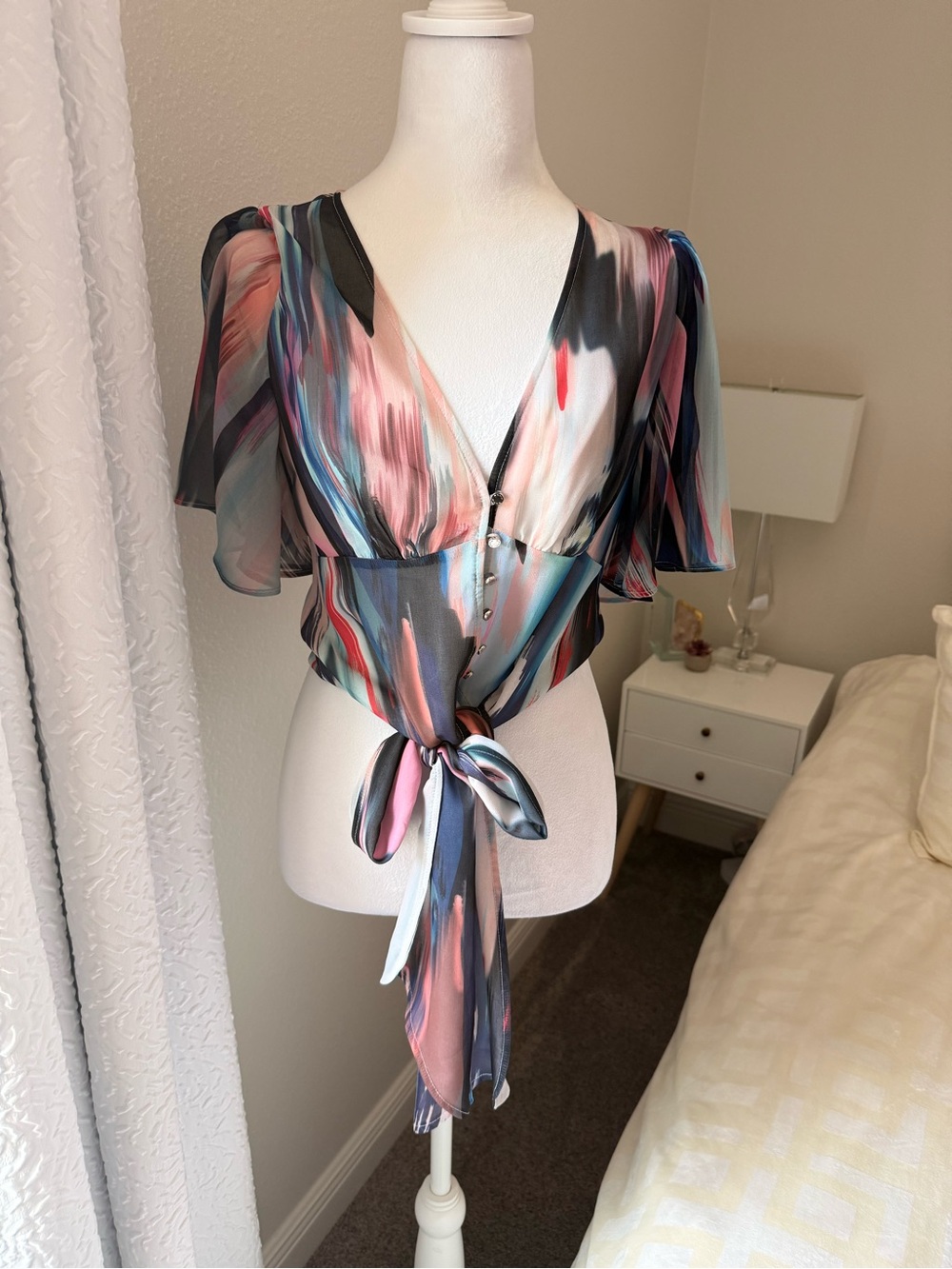 Bebe Brushstroke Pattern Flutter Sleeve Blouse